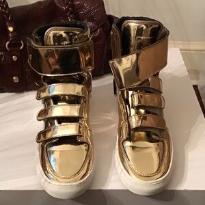 Preloved Women Radii liquid gold sneakers size 10